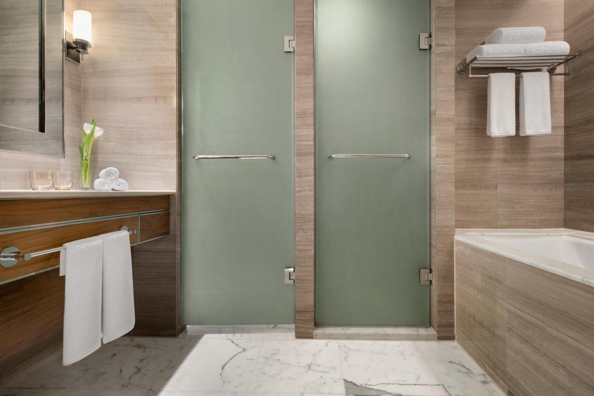 Questers Club Premier Family Room inclusive Mini Bar & Adventure Zone for 2 adults + 1 child